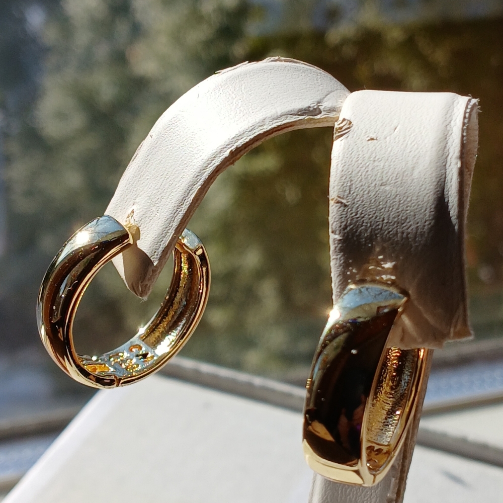 Beautiful 18K Gold Filled Wedding Band Style Hoop Earrings - Picture 5 of 8